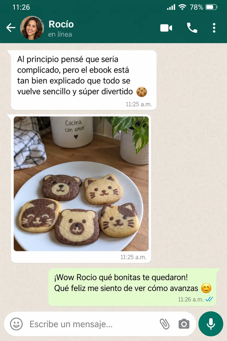 Captura de chat: Rocío cuenta que el libro digital es fácil de seguir y manda una foto de sus galletas de oso y gato; la instructora le responde felicitándola